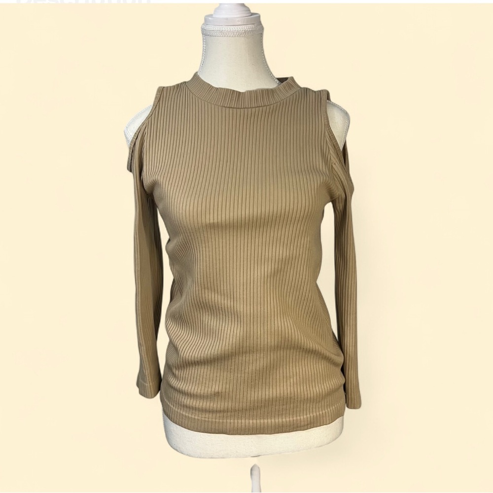 Active Basic Tan Ribbed Cold Shoulder Top‎ M/L - Picture 2 of 4